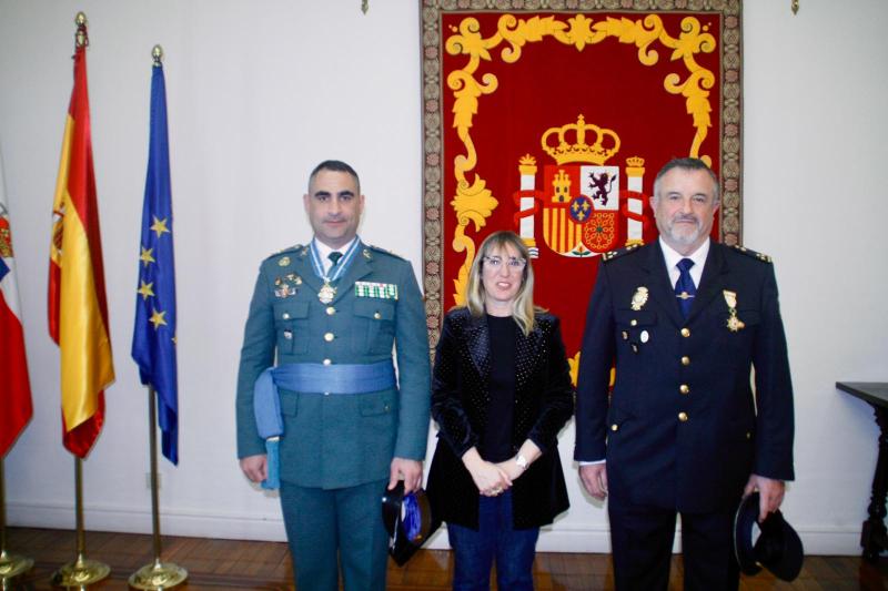 Gómez de Diego entrega condecoraciones al inspector Gómez Termis y al teniente coronel Marcos Sánchez por su profesionalidad y contribución al servicio de la sociedad 