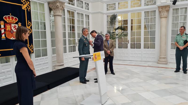 Fernández preside el acto de entrega al coronel Moscoso de la Medalla al Mérito de la Seguridad Vial 
