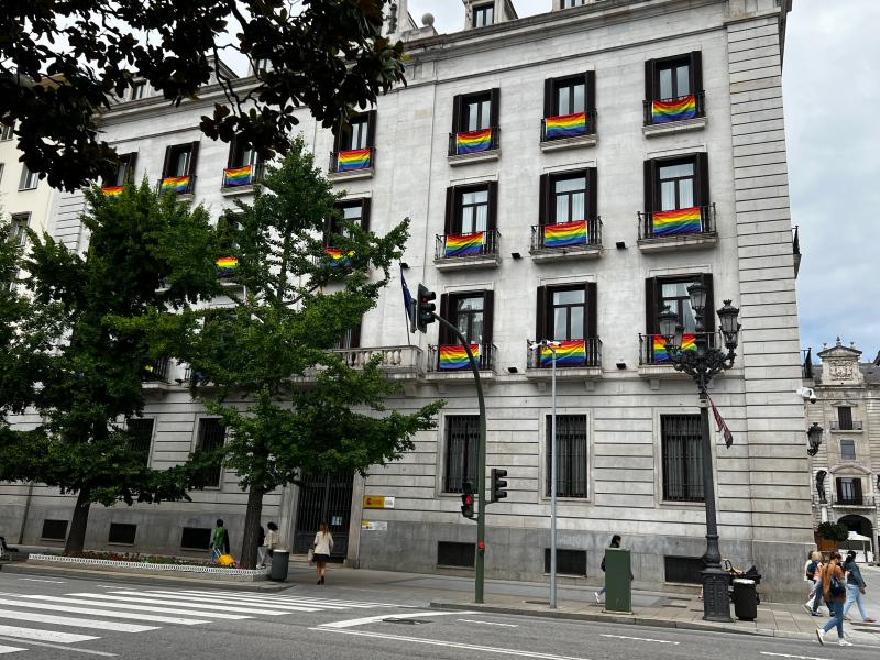 La Delegación del Gobierno engalana su fachada para sumarse al Día Internacional del Orgullo LGBTI