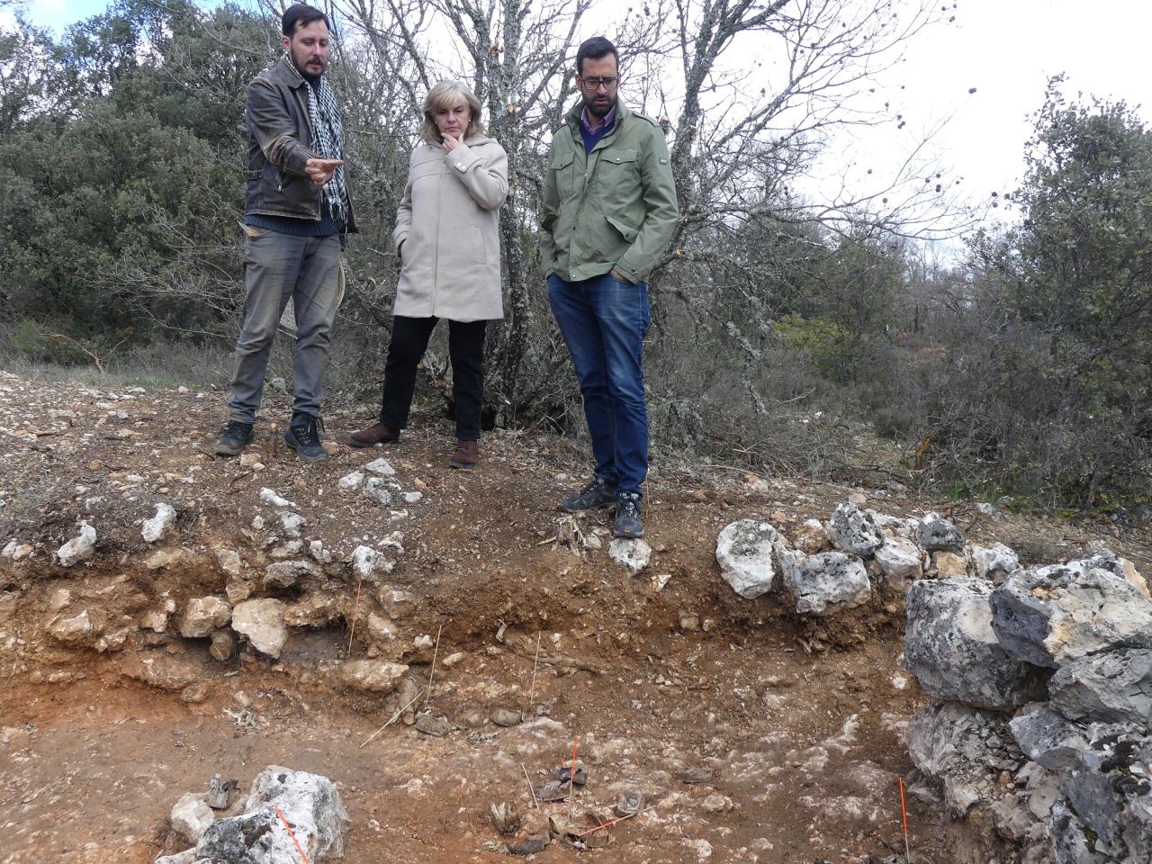 La subdelegada del Gobierno de España en la provincia de Guadalajara visita en Jadraque la excavación arqueológica del campo de prisioneros de la Casa del Guarda