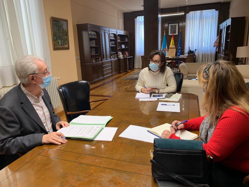 Reunión entre maica Larriba e o alcalde de Valga