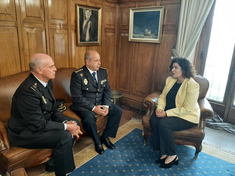 María Rivas destaca la trayectoria profesional del nuevo comisario provincial de la Policía Nacional en A Coruña