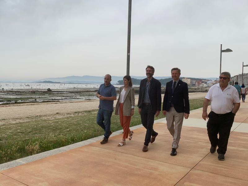 José Miñones pone la finalización del paseo marítimo de la playa Compostela como ejemplo de la acción  municipalista del Gobierno y del cumplimiento de los compromisos con Vilagarcía