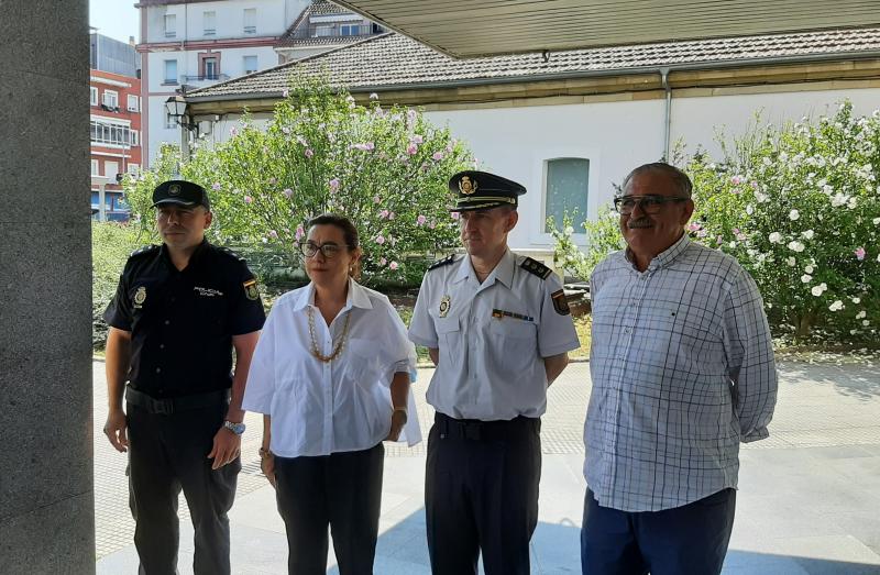 *Maica *Larriba agradece o bo traballo dos integrantes da Comisaría de Vilagarcía pola baixada dos índices de delitos contra a seguridade cidadá