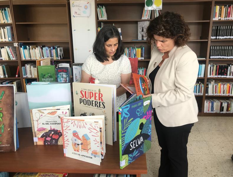 María Rivas destaca o “gran traballo” da biblioteca de Mañón para fomentar á lectura entre toda a veciñanza