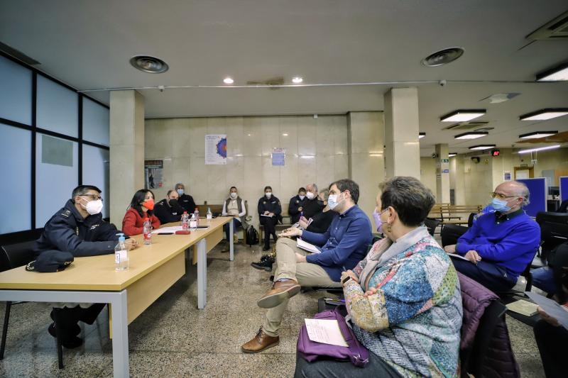 La delegada del Gobierno inicia en Puente de Vallecas una ronda de visitas por los distritos de Madrid, donde se reunirá con las asociaciones vecinales junto a la Policía