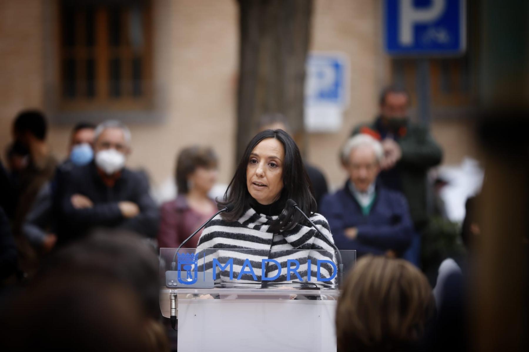 Mercedes González participa en el homenaje a Tomás Serrano, exconcejal de Barajas, en cuyo recuerdo se ha descubierto una placa en la calle que lleva su nombre