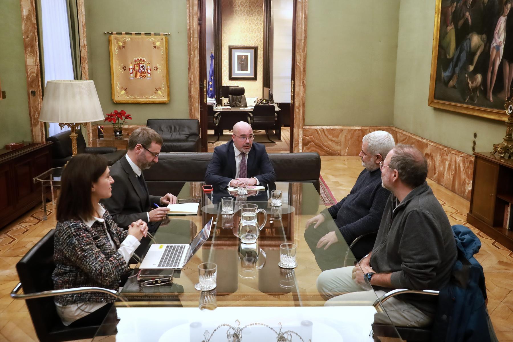 El delegado y la subdelegada del Gobierno se reúnen con la Federación Regional de Asociaciones Vecinales de Madrid  