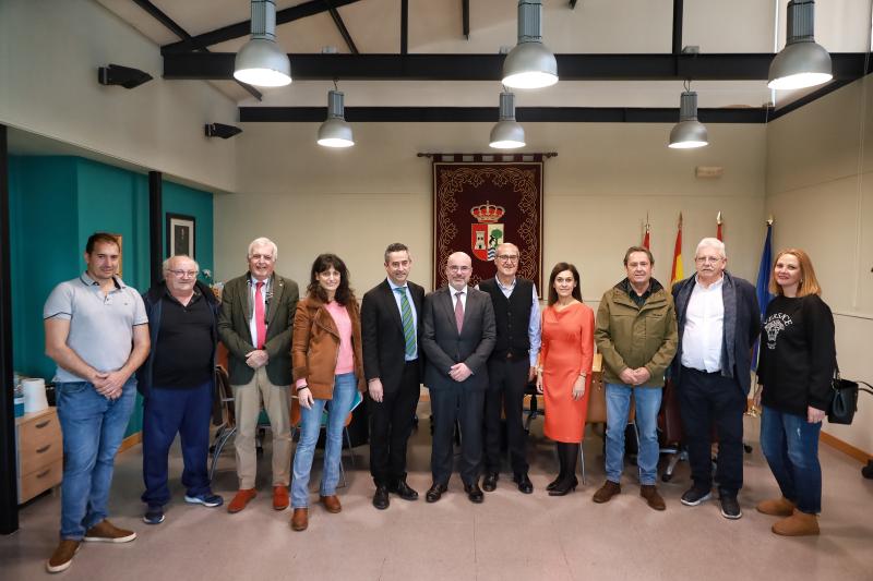 El delegado y la subdelegada se reúnen en Patones con alcaldes y representantes de ocho municipios de la comarca
