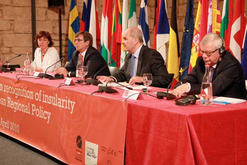 Chaves inaugura en Palma la cumbre “El reconocimiento de la insularidad 
en la política regional europea” 

