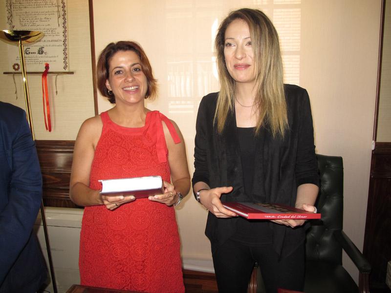 La comisionada con la alcaldesa de Teruel, Emma Buj