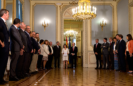 La vicepresidenta Sáenz de Santamaría y el ministro Montoro con los expertos en financiación