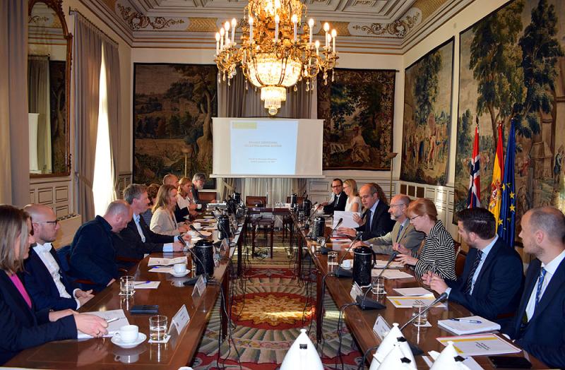 Representantes de Presidencia y para las Administraciones Territoriales con representantes noruegos