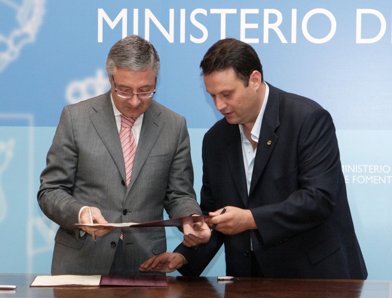José Blanco signa el conveni de l'1% Cultural per a la urbanització de l'entorn de l'Església de Sant Julià (L´Arboç) 