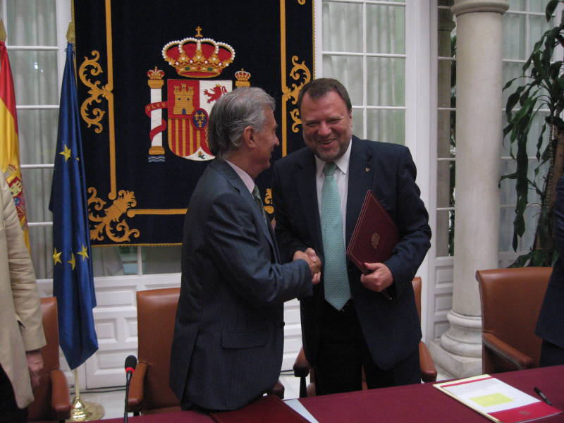 El Delegado del Gobierno y el Alcalde de Sevilla, tras la firma del convenio