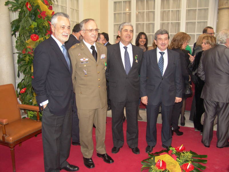 El presidente de la Junta de Andalucía y el delegado del Gobierno junto a los galardonados con la Cruz al Mérito Policial