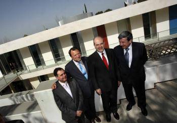 El vicepresidente tercero del Gobierno central inaugura una nueva biblioteca a orillas del Guadalquivir financiada con los fondos estatales de inversión local