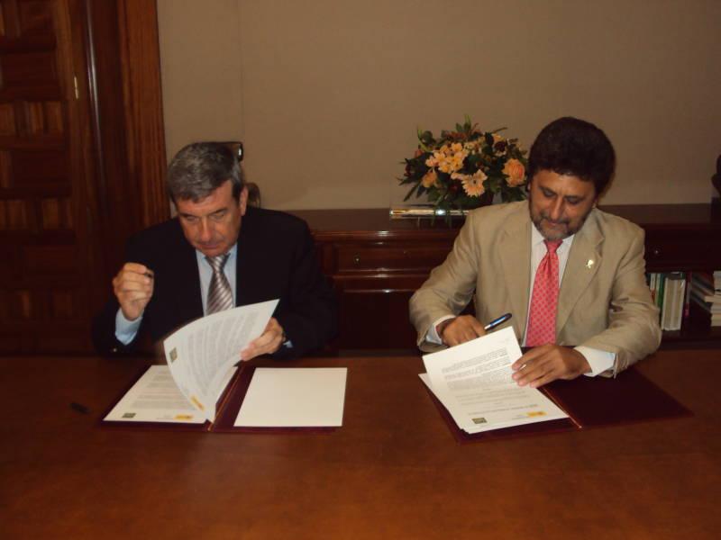 Luis García Garrido y el rector de la UPO firman el convenio de cooperación educativa, 