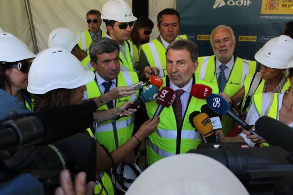 El presidente de Adif y el delegado del Gobierno supervisan las obras de construcción de la línea C-2 de cercanías Sevilla-La Cartuja 