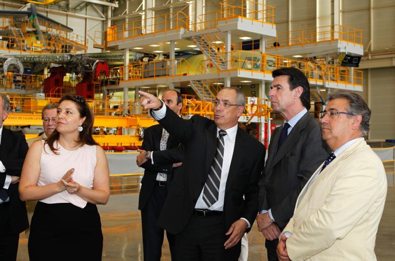 El ministro de Industria y la delegada del Gobierno visitan las instalaciones de EADS CASA en Sevilla