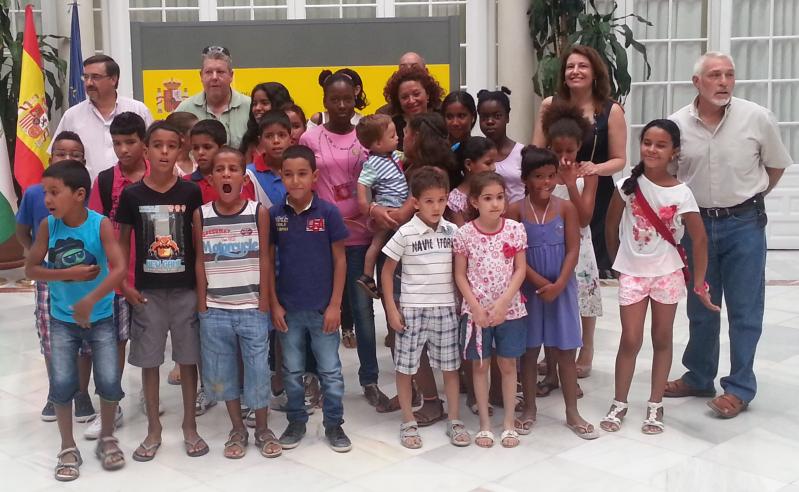 La delegada del Gobierno recibe a una representación de niños saharauis del programa ‘Vacaciones en Paz’