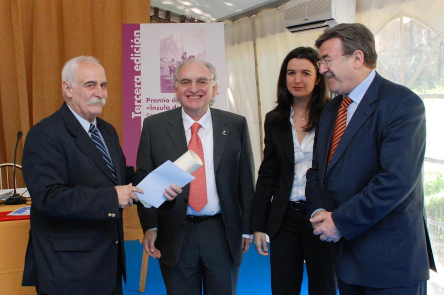 La CHE y la Delegación del Gobierno entregan el Premio Ínsula del Ebro en la Feria del Libro .