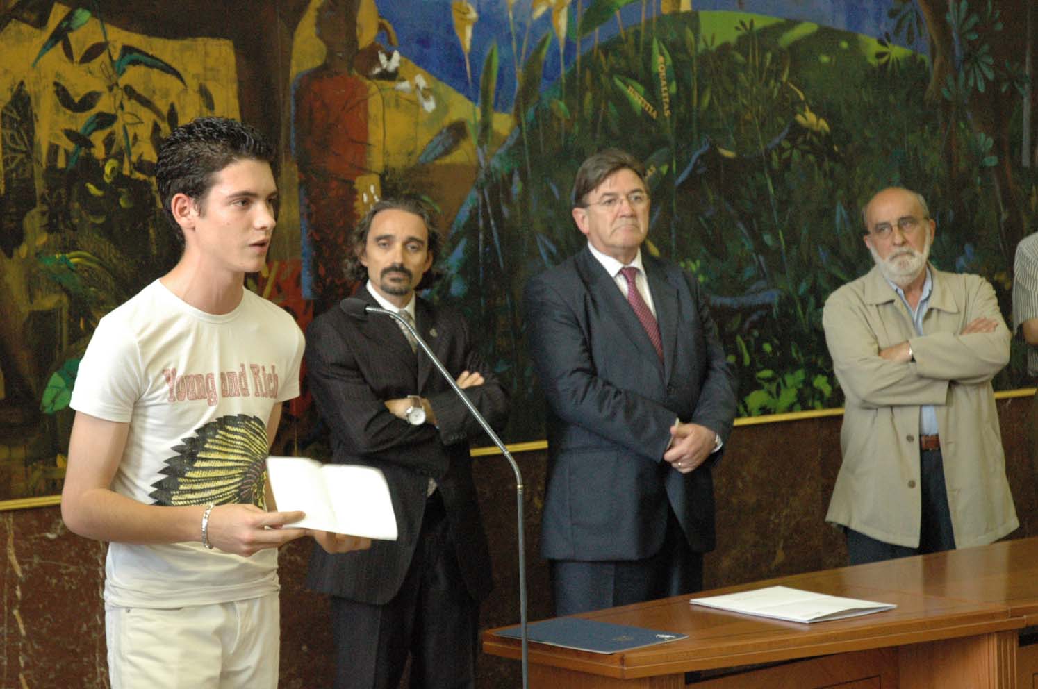 Entrega de diplomas en la Delegación del Gobierno en Aragón. a los jóvenes participantes en el proyecto de prevención de la violencia en el fútbol.
