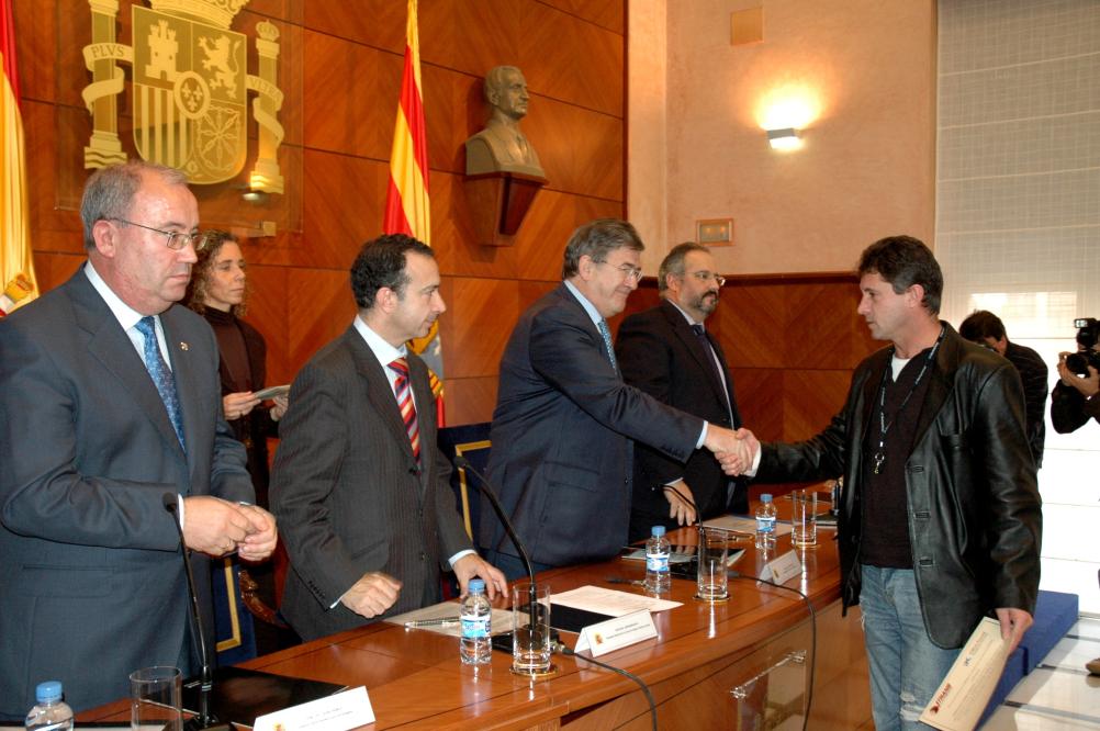 El subdelegado del Gobierno en Zaragoza, Juan José Rubio, entrega el diploma a uno de los reclusos
