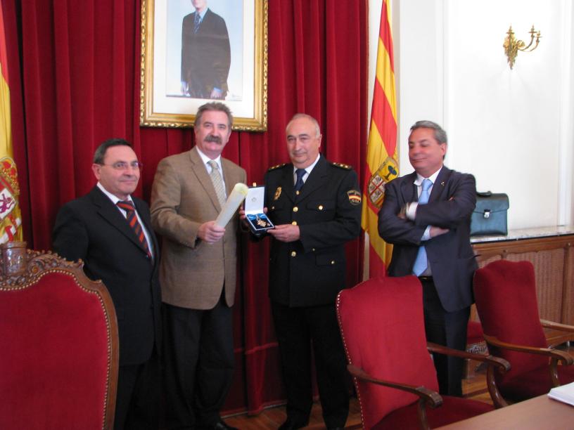 El delegado del Gobierno en Aragón condecora a Miguel Ángel Marquina, segundo jefe de la comisaría provincial de Policía de Huesca