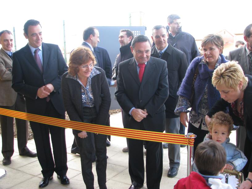 El subdelegado del Gobierno en Huesca y la consejera de Educación, durante la inauguración de la nueva Escuela Infantil