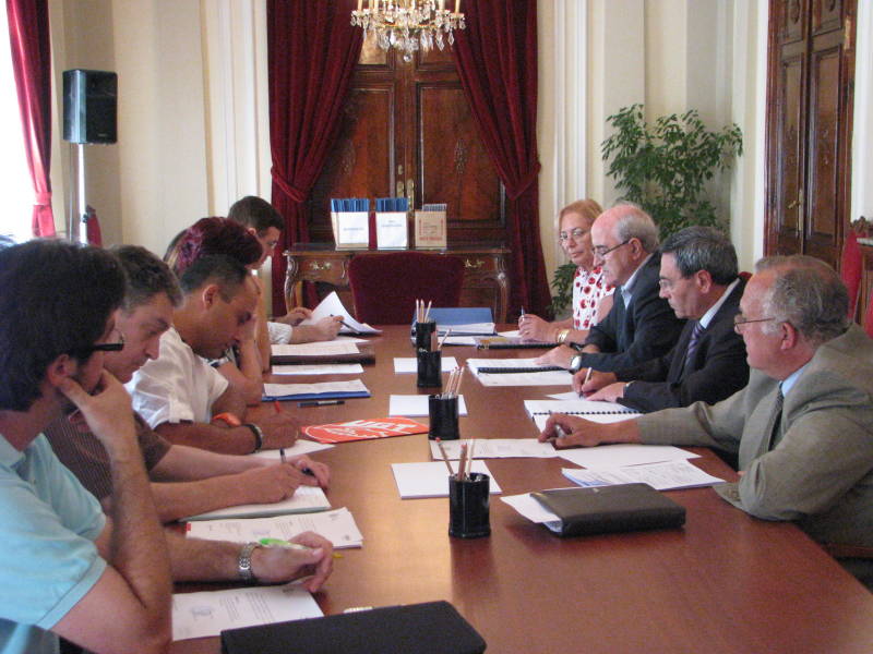 Ramón Zapatero, en la reunión con los miembros de la comisión de seguimiento celebrada en la Subdelegación del Gobierno en Huesca 