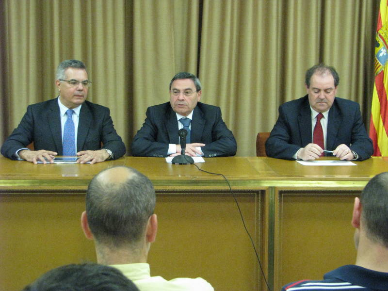 En la fotografía, el Subdelegado del Gobierno, Ramón Zapatero, junto a Rafael López Guarga y Emilio Leo