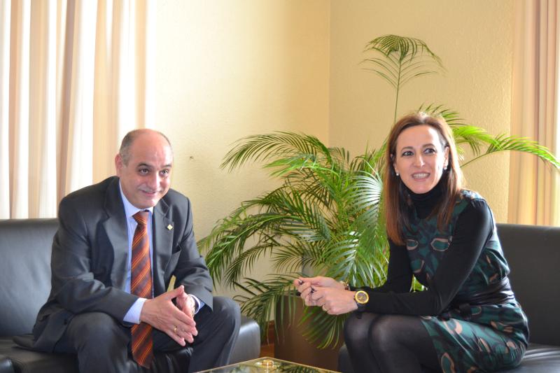 
El Presidente de la Confederación Empresarial Oscense (CEOS-CEPYME ), Fernando Callizo, visita a la Subdelegada del Gobierno, María Teresa Lacruz

