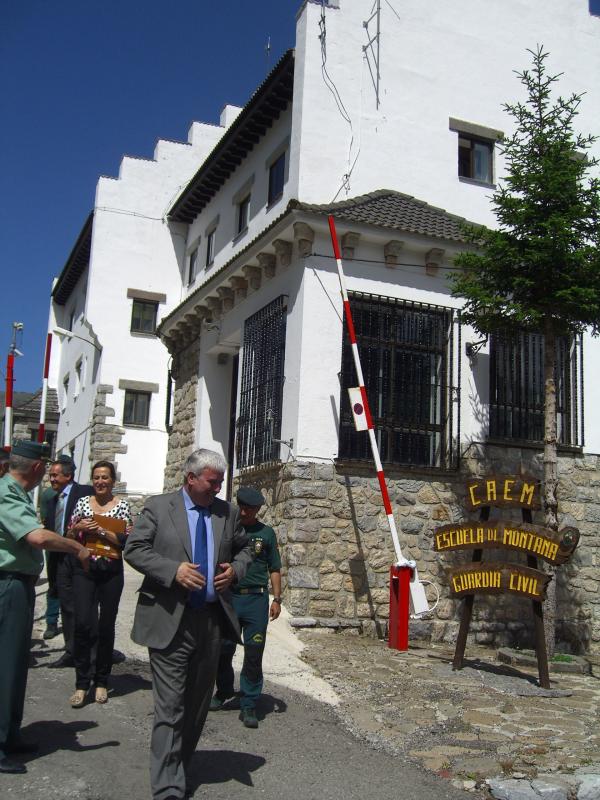 Gustavo Alcalde visita la Escuela de Montaña de la Guardia Civil de Candanchú y el acuartelamiento de Jaca