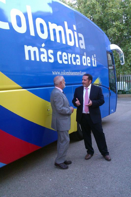 Ángel Val recibe en Zaragoza al Consulado móvil colombiano de Barcelona 