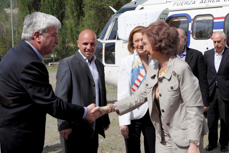 SM la Reina Sofía visita las zonas afectadas por el desbordamiento del río Ésera