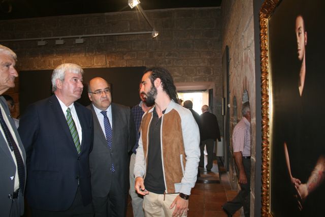 Gustavo Alcalde inaugura la exposición del artista aragonés Alejandro Monge