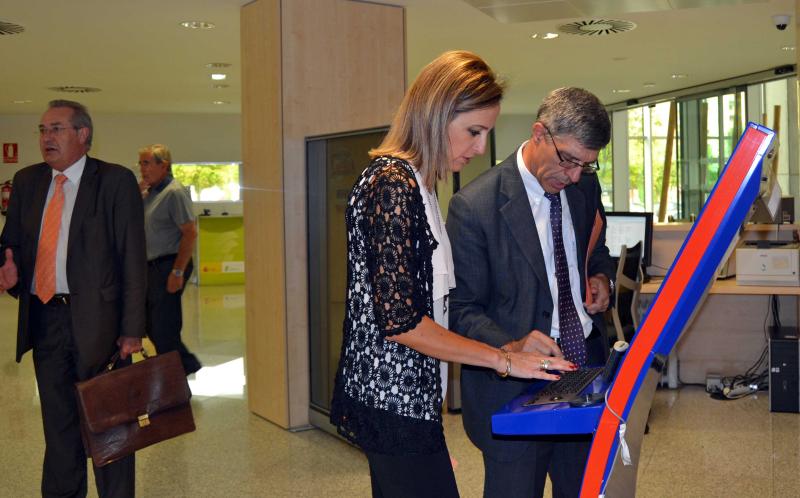 La Subdelegada del Gobierno en Huesca, María Teresa Lacruz,  ha sido la primera en activar la contraseña del nuevo portal 