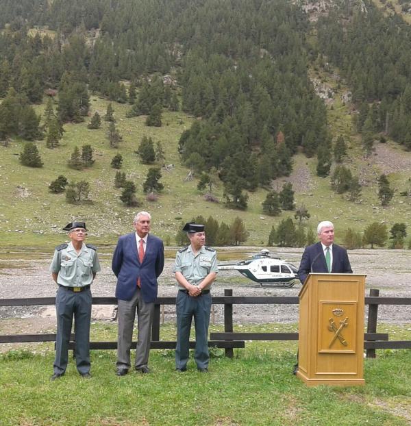 El delegado del Gobierno y el general jefe de la Guardia Civil homenajean a los agentes fallecidos en León