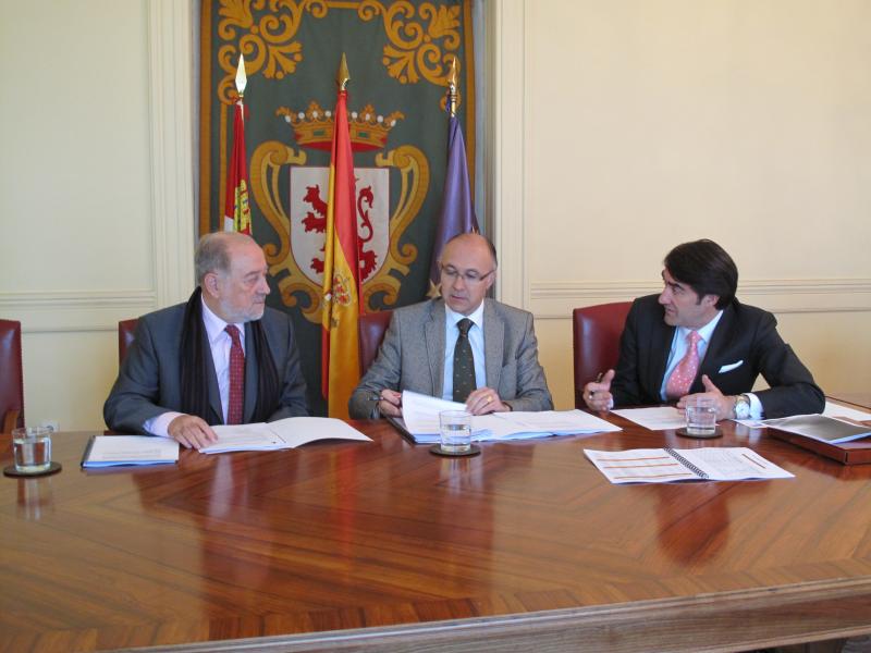 Reunión previa entre los Delegados del Gobierno de Asturias y Castilla y León para coordinar el dispositivo de vialidad invernal entre sendos territorios
<br/>También asiste el Subdelegado del Gobierno en León
<br/>
