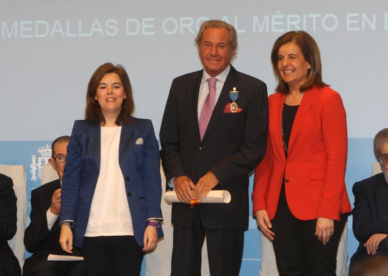 Entrega de las medallas al Mérito en el Trabajo, en su categoría de oro a, don Juan Velarde y don Arturo Fernández.
