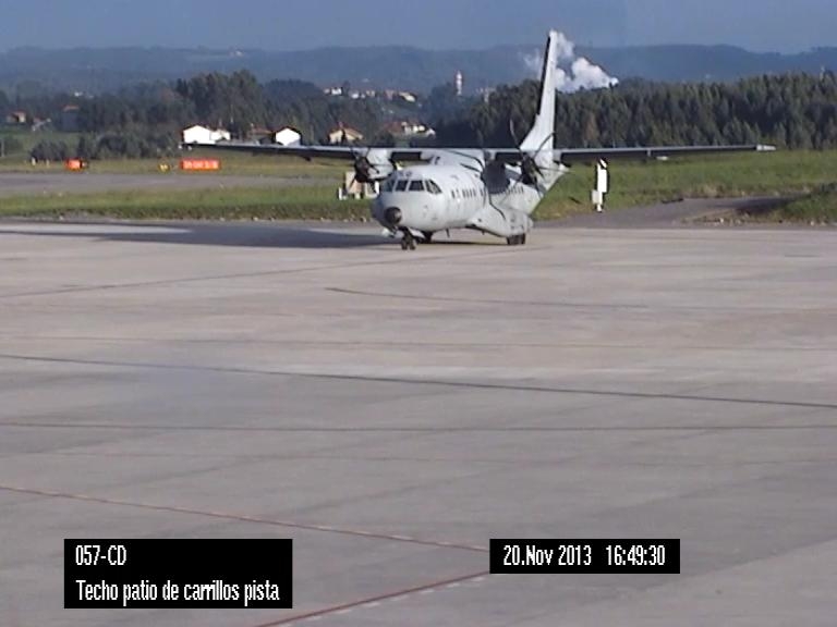El delegado del Gobierno, Gabino de Lorenzo, participó en el simulacro de secuestro aéreo en el aeropuerto de Asturias.
