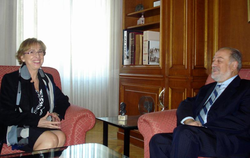El delegado del Gobierno, Gabino de Lorenzo, despidió a María Dolores Sánchez que, hasta el pasado 7 de noviembre,  prestó sus servicios como jefa de la Oficina de Extranjería. 