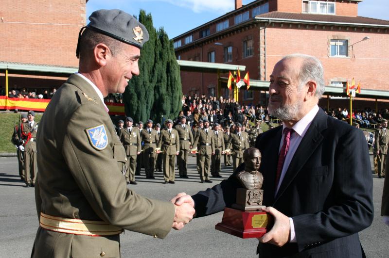 El delegado del Gobierno en Asturias asistió a los actos que, con motivo de la celebración de la Inmaculada Concepción, Patrona del Arma de Infantería, se celebraron en el Acuartelamiento “Cabo Noval”.