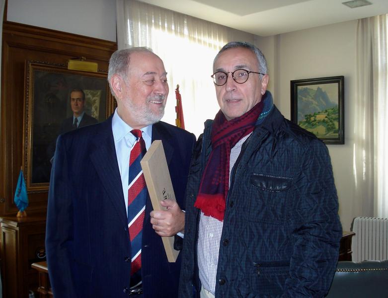 El delegado del Gobierno recibe en la sede de la Delegación al presidente del Comité Olímpico Español.