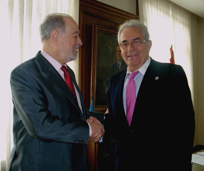 El delegado del Gobierno, Gabino de Lorenzo, recibió en la Delegación del Gobierno en Asturias al recién nombrado cónsul honorario de Angola en el Principado de Asturias, don Avelino Suárez.