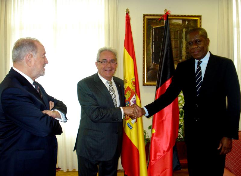 Visita del embajador de la República de Angola en España y el consul Honorario de la República de Angola en el Principado de Asturias, a la Delegación del Gobierno en Asturias.
