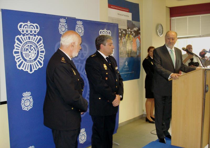 El delegado del Gobierno, asiste a la toma de posesión del nuevo comisario jefe de la Comisaría del Cuerpo Nacional de Policía de Gijón.