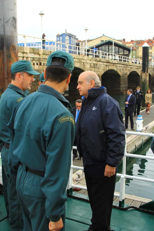 El ministro del Interior, Jorge Fernández Díaz, visitó la nueva embarcación “Río Navia” del Servicio Marítimo de la Guardia Civil en Gijón.