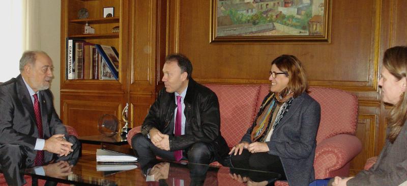 El delegado del Gobierno en Asturias recibió en su despacho al subdirector general de Inmigración del Ministerio de Empleo y Seguridad Social, acompañado de la directora del Área de Trabajo e Inmigración y de la  jefa de la Oficina de Extranjería de la Delegación del Gobierno.